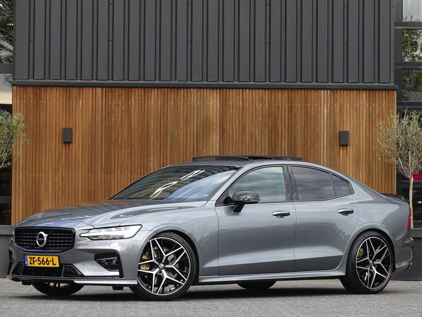 Volvo S60 2.0 T5 251PK / R-Design / Harman Kardon / Head-Up *NAP*