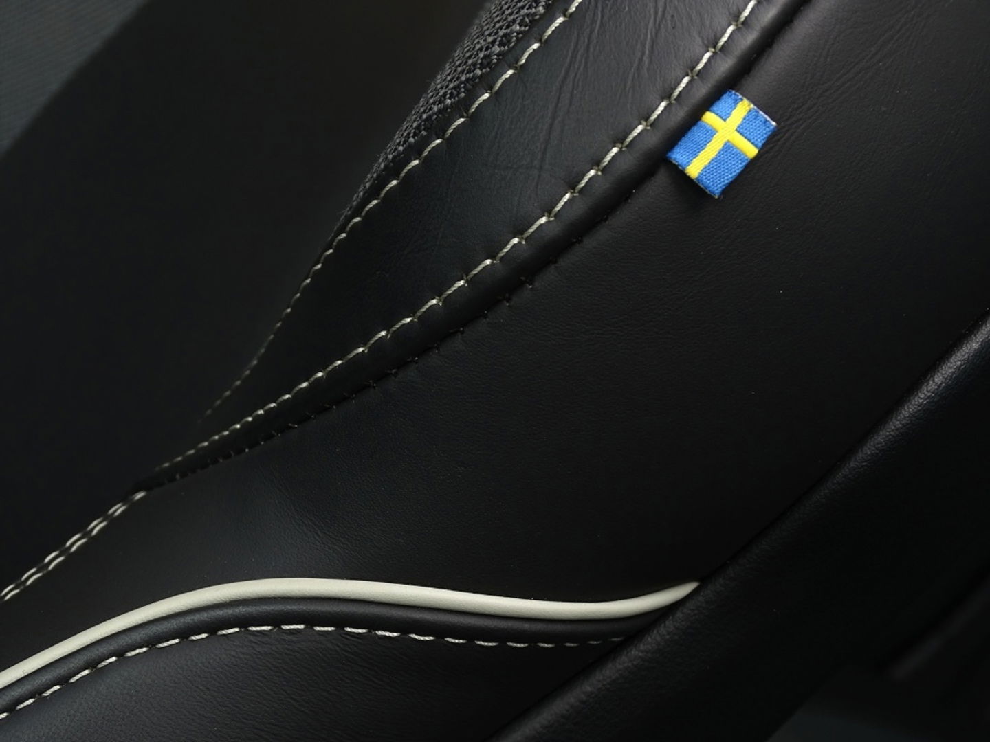 Volvo S60 2.0 T5 251PK / R-Design / Harman Kardon / Head-Up *NAP*
