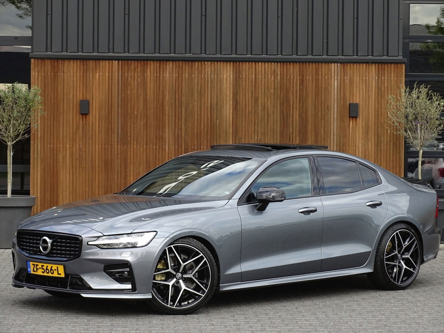 Volvo S60 2.0 T5 251PK / R-Design / Harman Kardon / Head-Up *NAP*