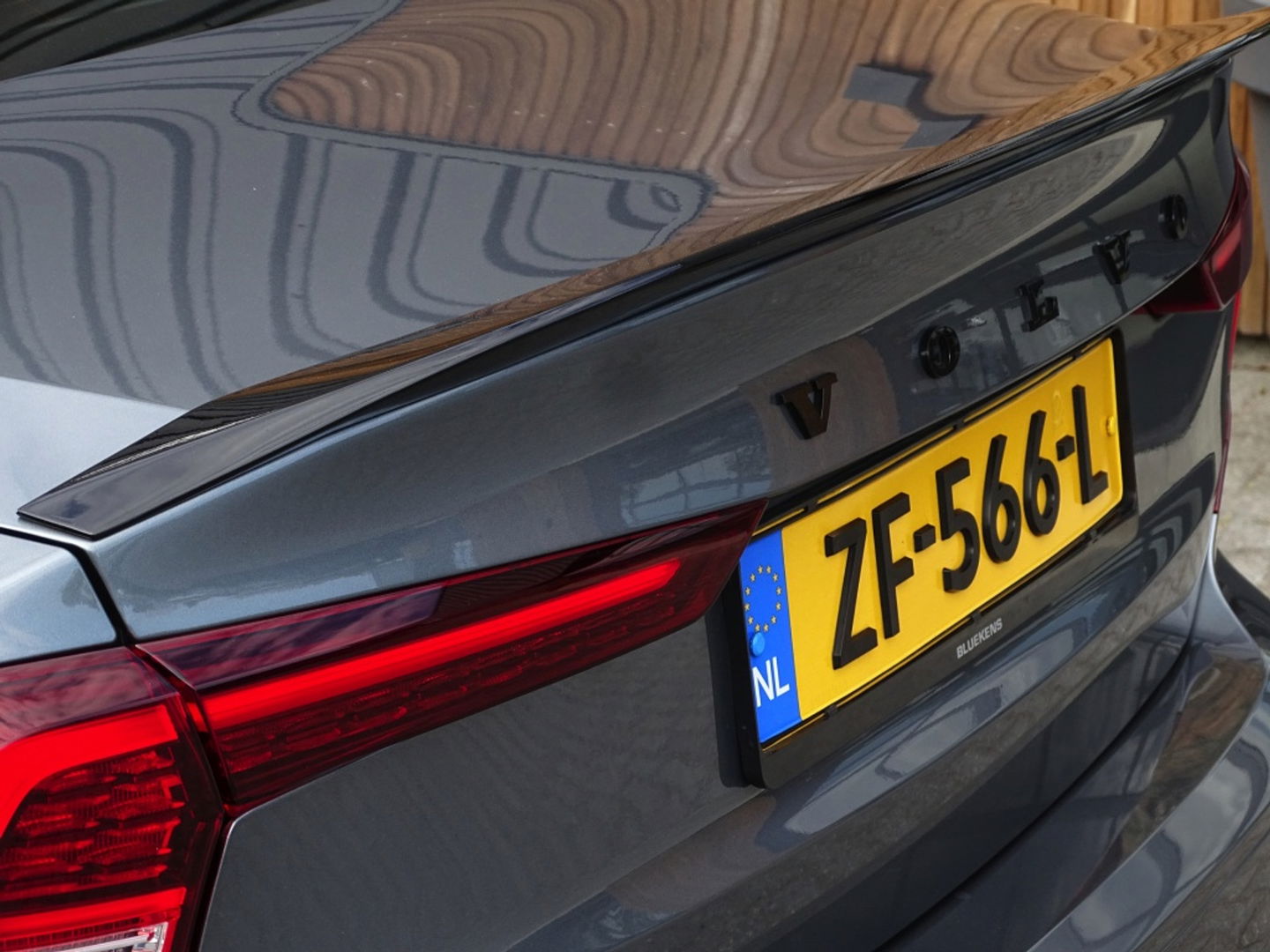 Volvo S60 2.0 T5 251PK / R-Design / Harman Kardon / Head-Up *NAP*