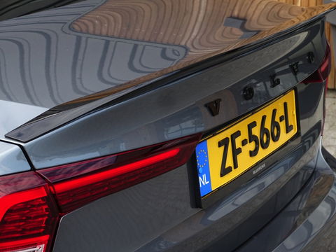 Volvo S60 2.0 T5 251PK / R-Design / Harman Kardon / Head-Up *NAP*
