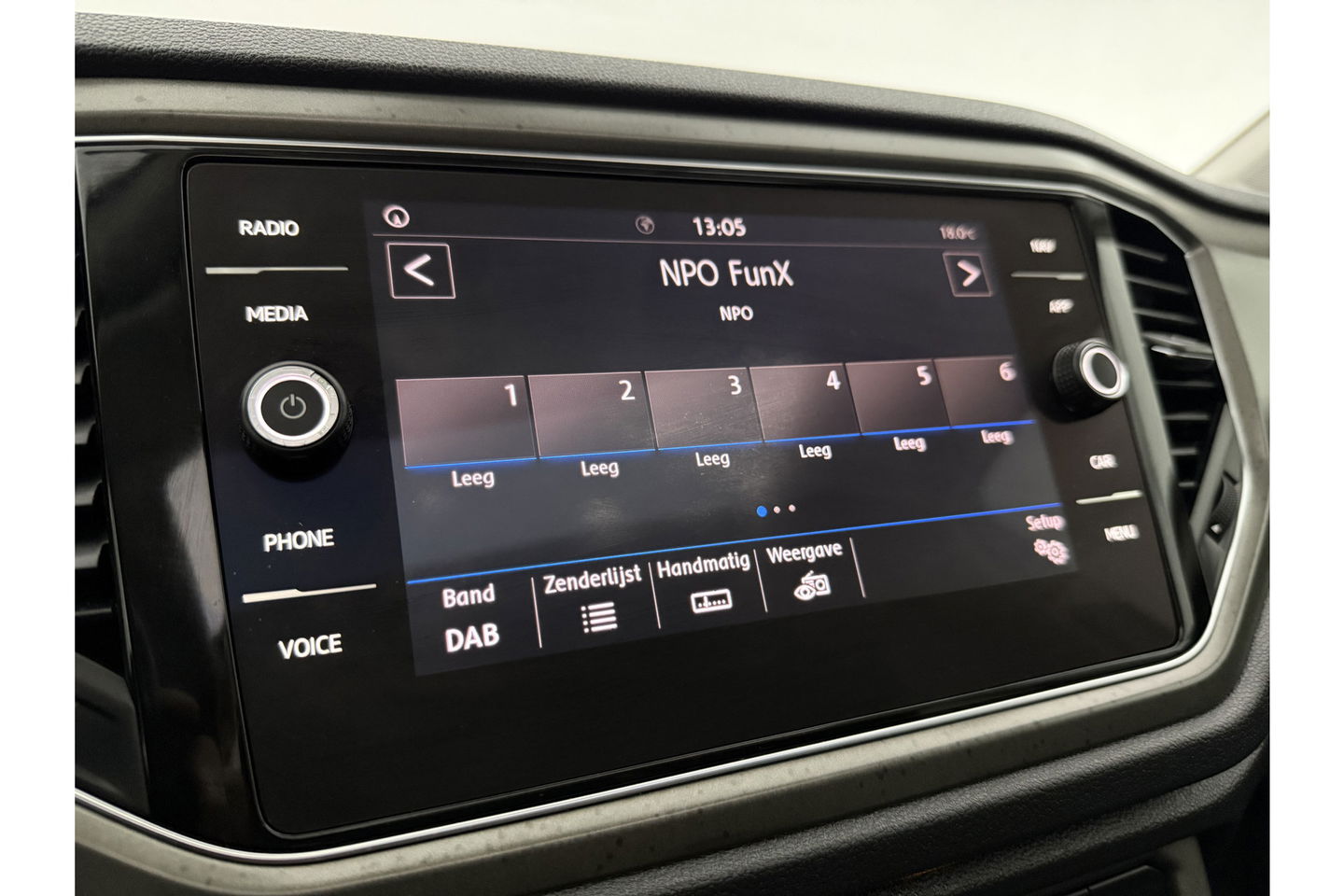 Volkswagen T-Roc 1.0 TSI Pano LED Camera Trekhaak Carplay Airco Adaptive Cruise Navi PDC 16''LMV