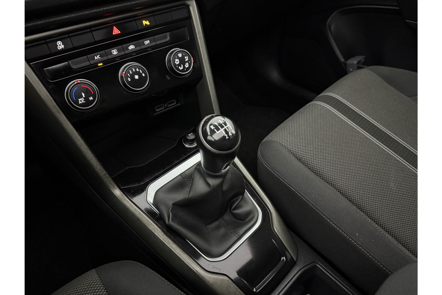Volkswagen T-Roc 1.0 TSI Pano LED Camera Trekhaak Carplay Airco Adaptive Cruise Navi PDC 16''LMV