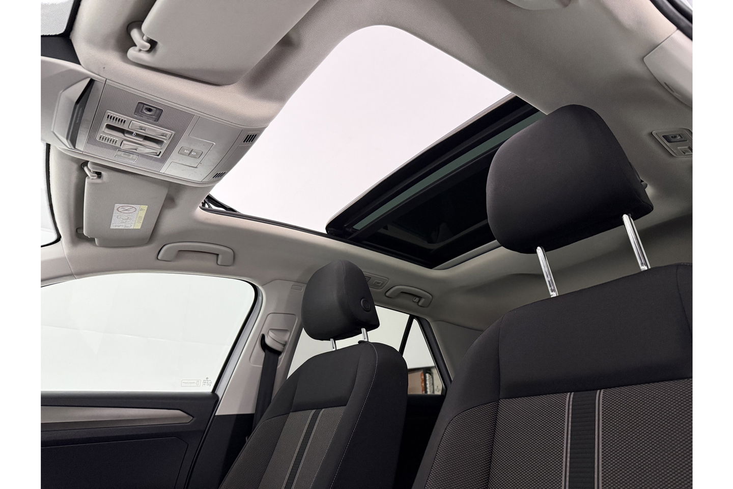 Volkswagen T-Roc 1.0 TSI Pano LED Camera Trekhaak Carplay Airco Adaptive Cruise Navi PDC 16''LMV