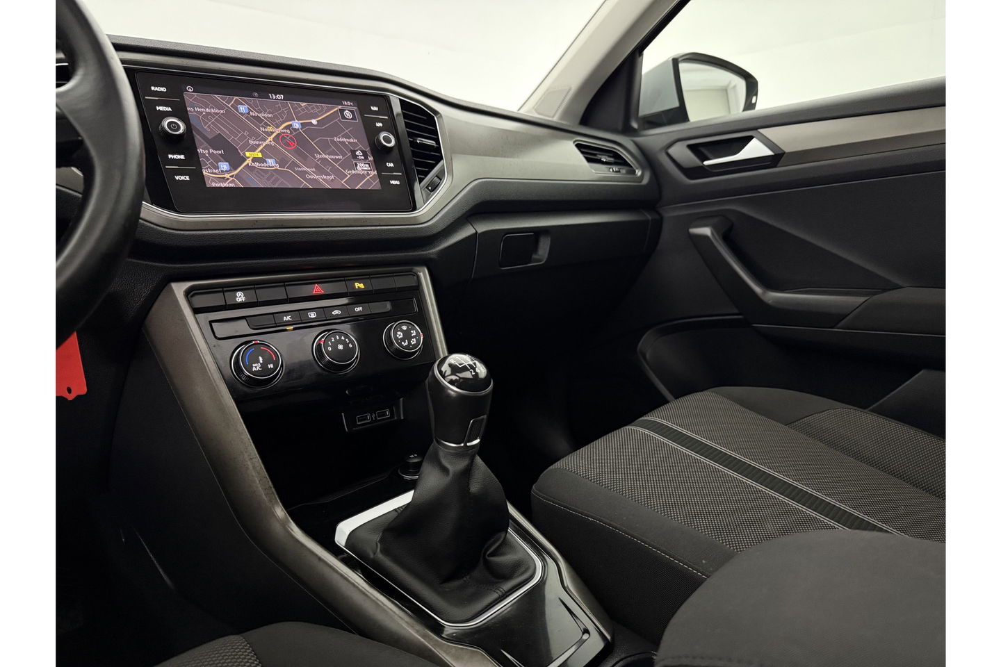Volkswagen T-Roc 1.0 TSI Pano LED Camera Trekhaak Carplay Airco Adaptive Cruise Navi PDC 16''LMV