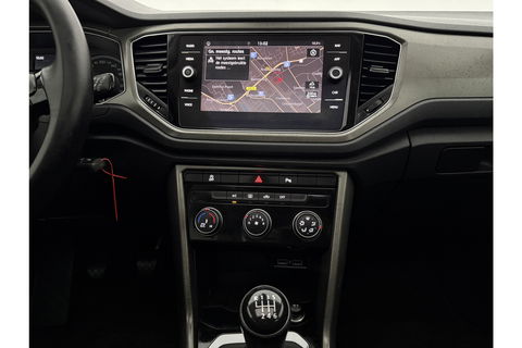Volkswagen T-Roc 1.0 TSI Pano LED Camera Trekhaak Carplay Airco Adaptive Cruise Navi PDC 16''LMV