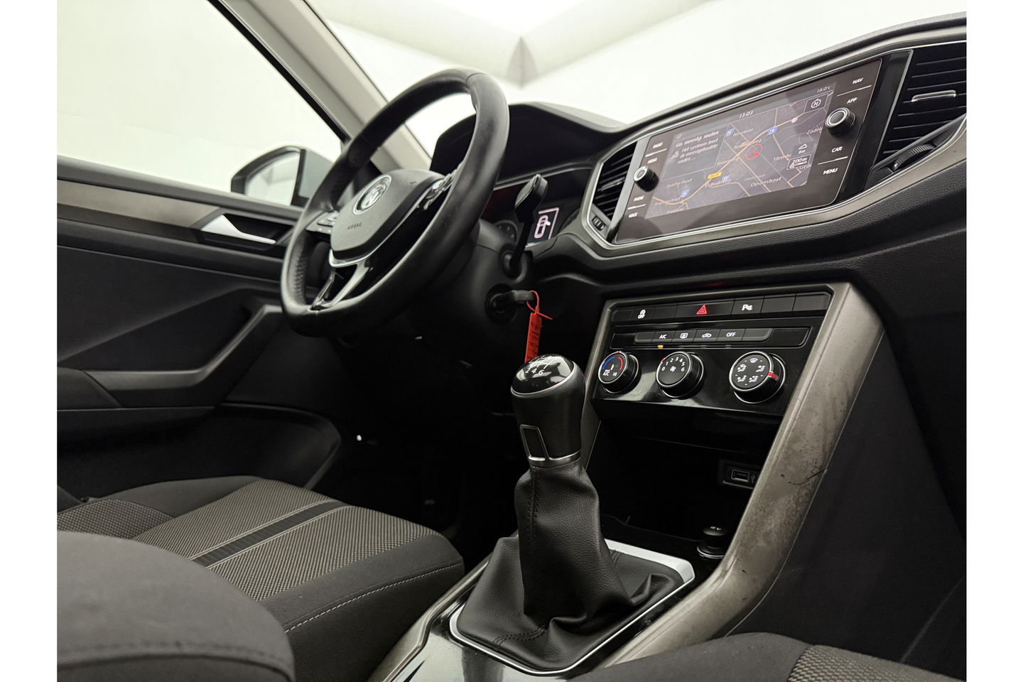 Volkswagen T-Roc 1.0 TSI Pano LED Camera Trekhaak Carplay Airco Adaptive Cruise Navi PDC 16''LMV