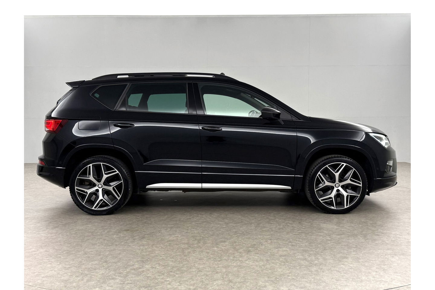 SEAT Ateca 1.5 TSI 150PK FR Business Intense Pano LED Trekhaak Sfeerverl. 360Camera Beats Audio Virtual Carplay Clima Cruise Navi PDC 19''LMV