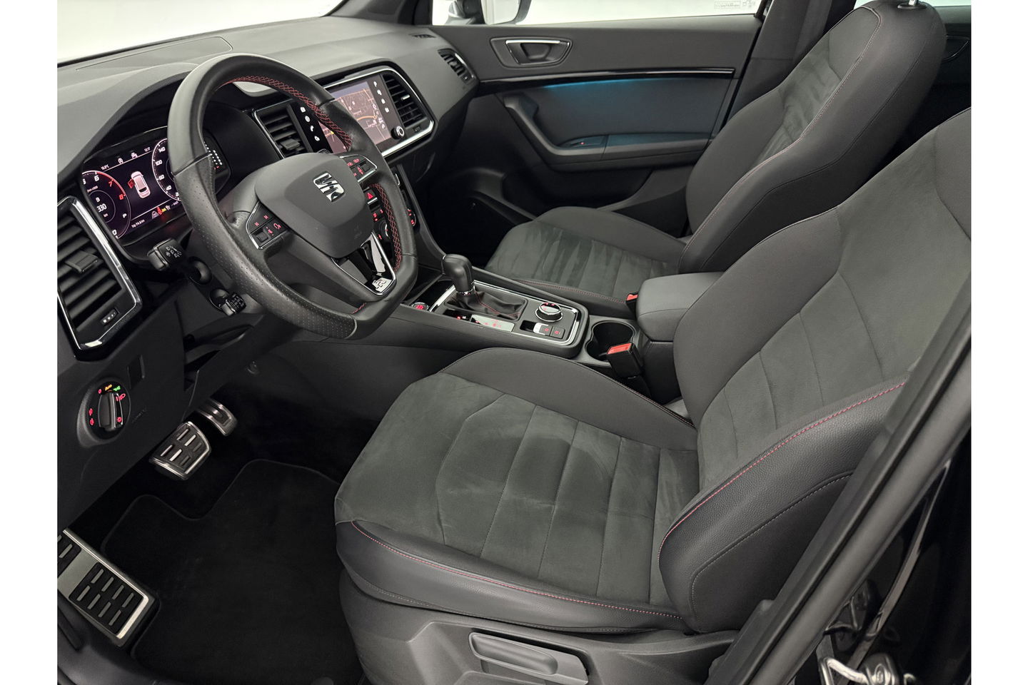 SEAT Ateca 1.5 TSI 150PK FR Business Intense Pano LED Trekhaak Sfeerverl. 360Camera Beats Audio Virtual Carplay Clima Cruise Navi PDC 19''LMV