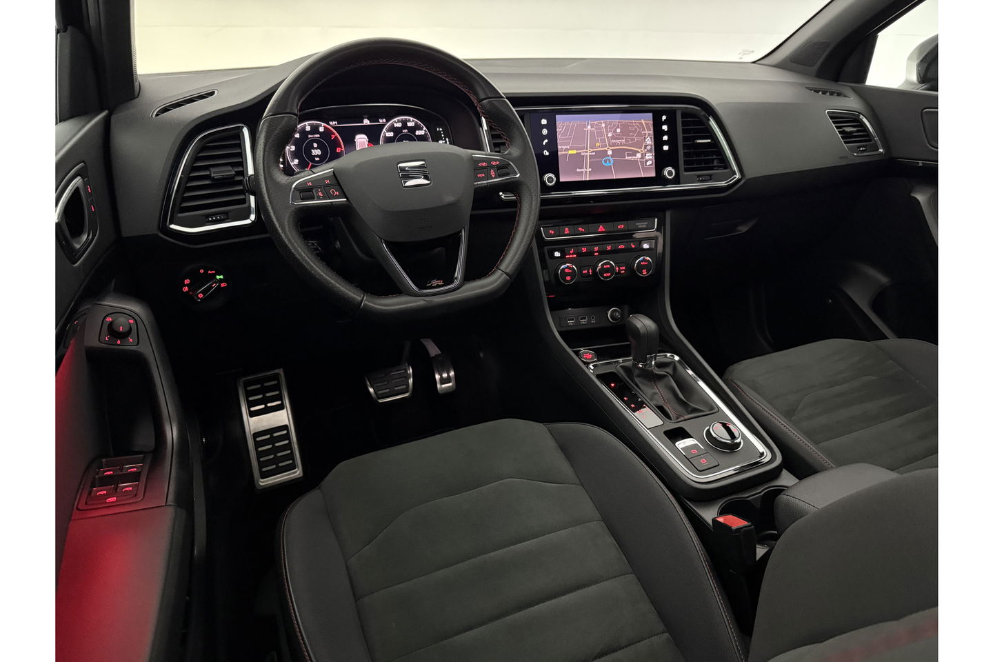 SEAT Ateca 1.5 TSI 150PK FR Business Intense Pano LED Trekhaak Sfeerverl. 360Camera Beats Audio Virtual Carplay Clima Cruise Navi PDC 19''LMV
