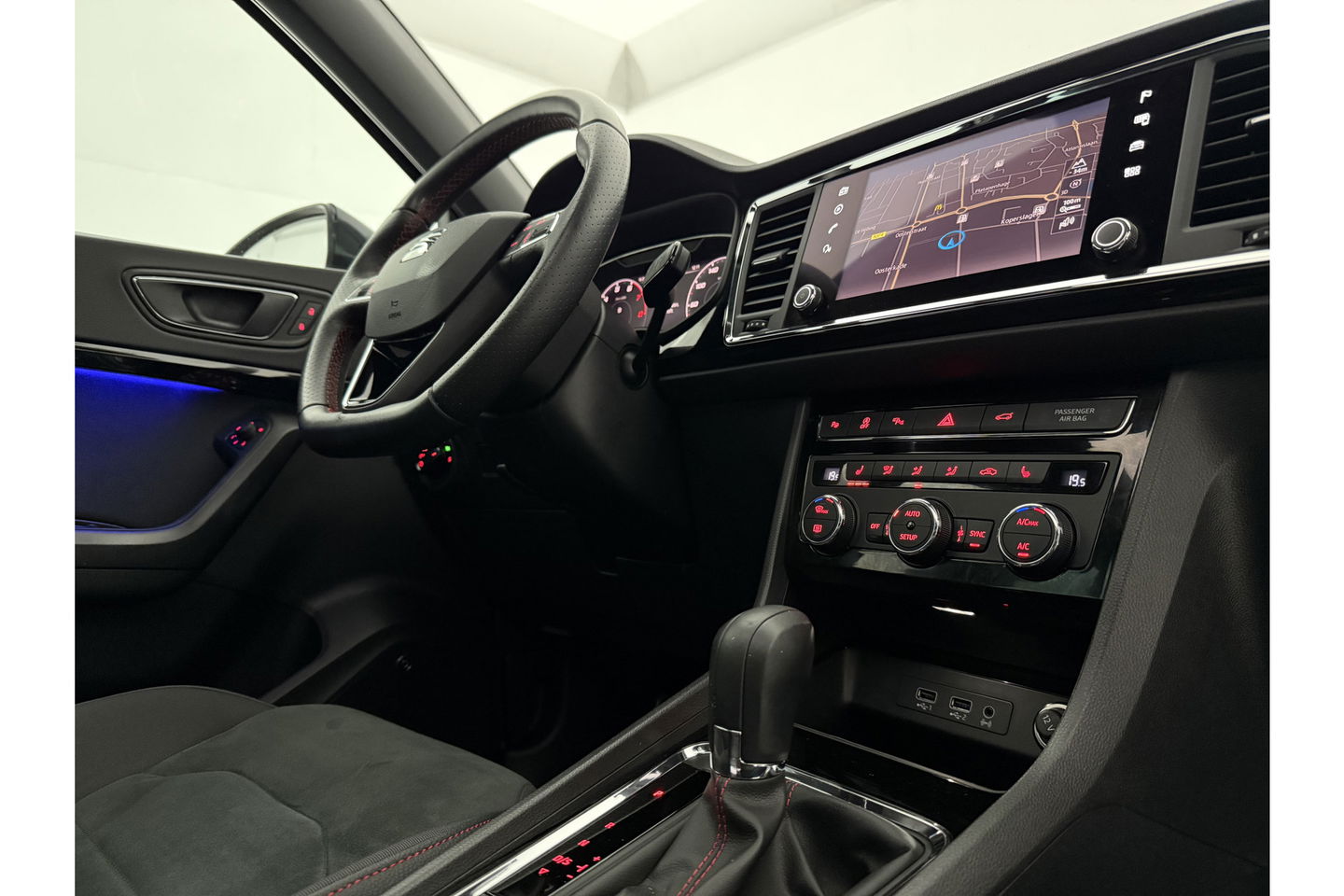 SEAT Ateca 1.5 TSI 150PK FR Business Intense Pano LED Trekhaak Sfeerverl. 360Camera Beats Audio Virtual Carplay Clima Cruise Navi PDC 19''LMV