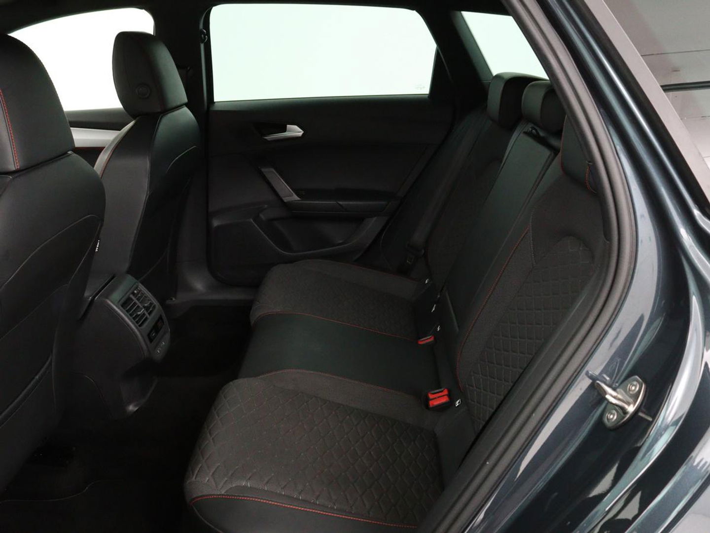 SEAT Leon 1.4 TSI eHybrid PHEV FR | Trekhaak | Carplay | Full LED | Navigatie | Sportstoelen | Climate control | Parkeerhulp | Cruise control