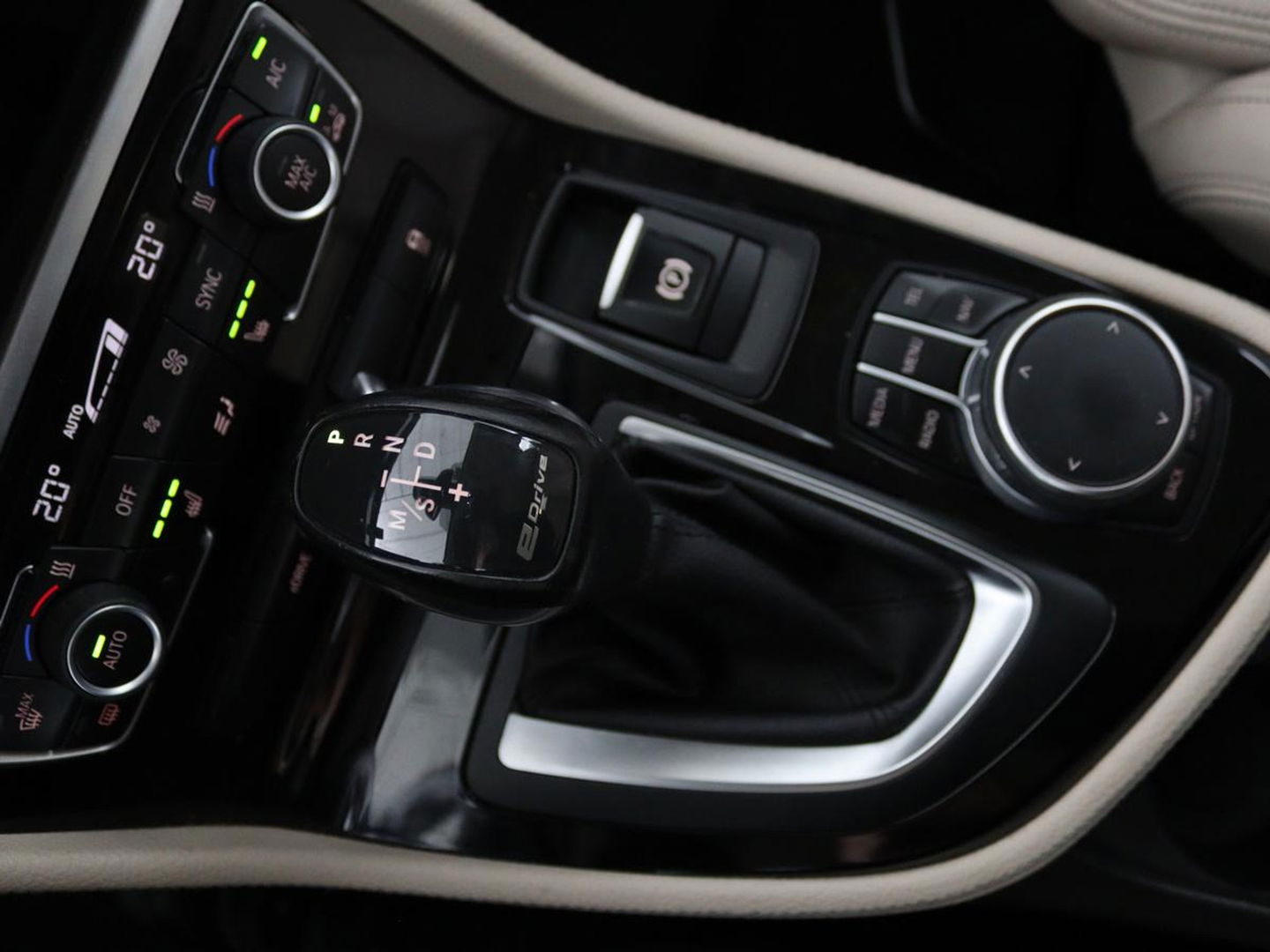 BMW 2 Serie Active Tourer 225xe iPerformance High Executive | Adaptive cruise | Luxury Line | Head-Up | Leder | Stoelverwarming | Full LED | Keyless | Trekhaak | Sportstoelen | Navigatie | Climate control