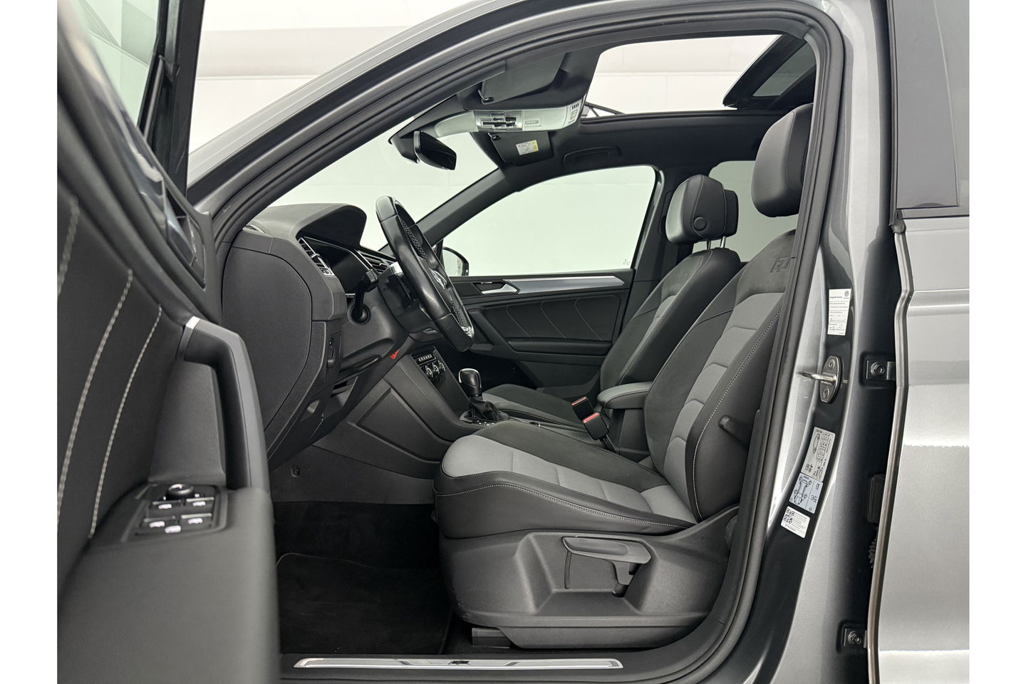 Volkswagen Tiguan 1.5 TSI 150PK ACT R-Line | Black Style Pakket | Pano LED Trekhaak ACC Virtual Camera Clima Navi PDC 18''LMV