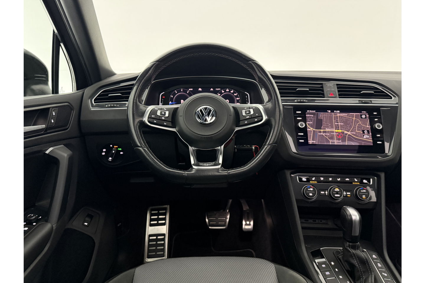Volkswagen Tiguan 1.5 TSI 150PK ACT R-Line | Black Style Pakket | Pano LED Trekhaak ACC Virtual Camera Clima Navi PDC 18''LMV