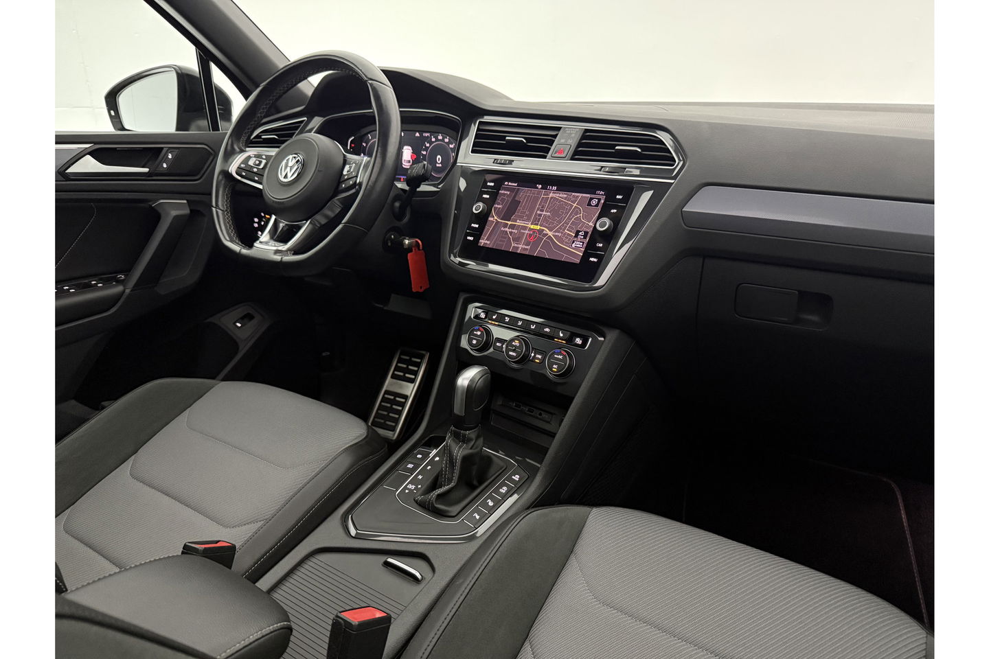 Volkswagen Tiguan 1.5 TSI 150PK ACT R-Line | Black Style Pakket | Pano LED Trekhaak ACC Virtual Camera Clima Navi PDC 18''LMV