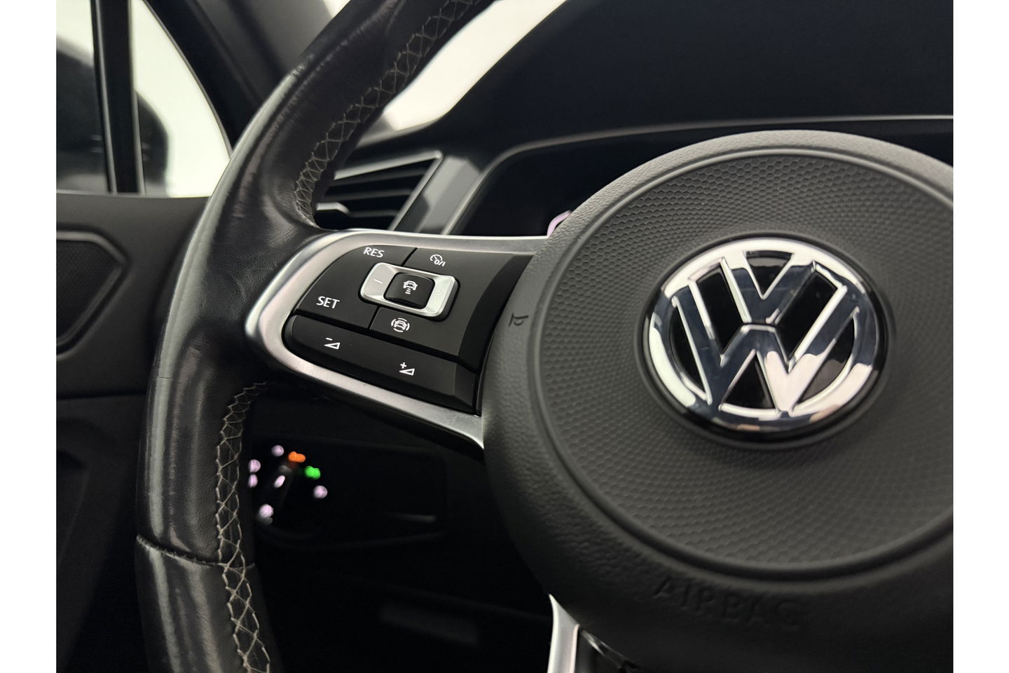 Volkswagen Tiguan 1.5 TSI 150PK ACT R-Line | Black Style Pakket | Pano LED Trekhaak ACC Virtual Camera Clima Navi PDC 18''LMV