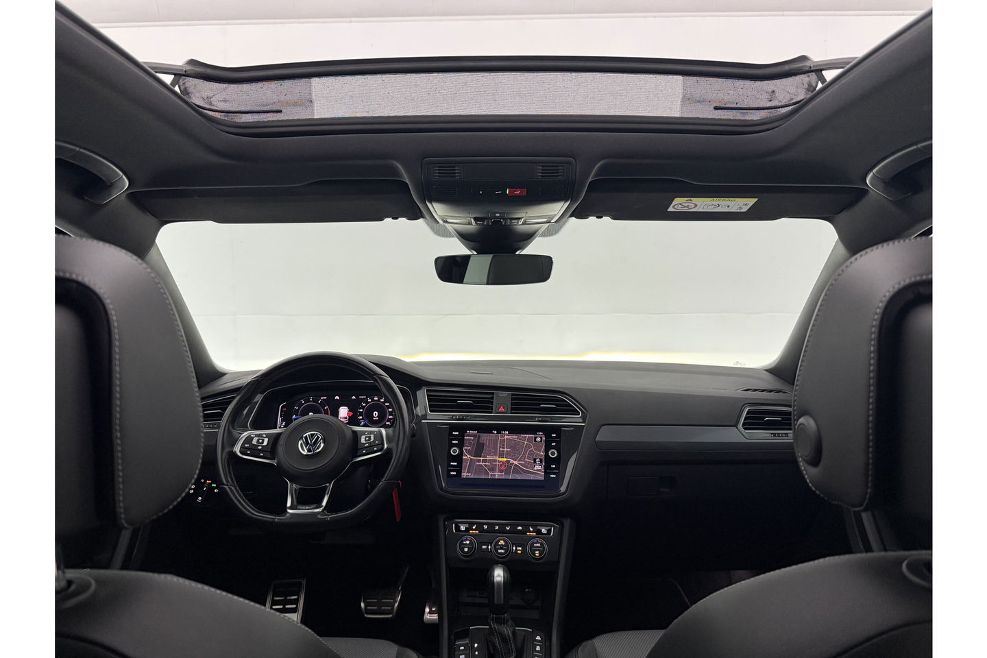 Volkswagen Tiguan 1.5 TSI 150PK ACT R-Line | Black Style Pakket | Pano LED Trekhaak ACC Virtual Camera Clima Navi PDC 18''LMV