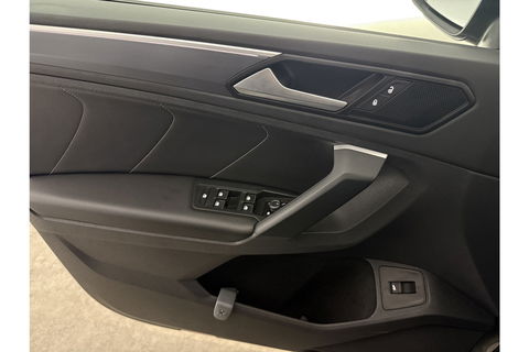 Volkswagen Tiguan 1.5 TSI 150PK ACT R-Line | Black Style Pakket | Pano LED Trekhaak ACC Virtual Camera Clima Navi PDC 18''LMV