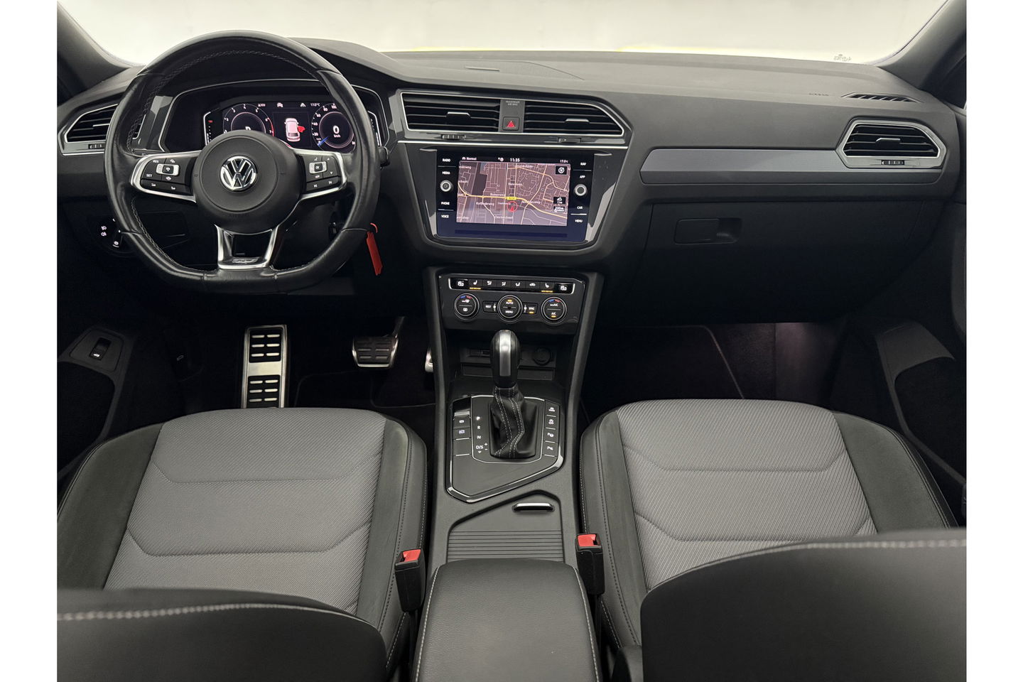 Volkswagen Tiguan 1.5 TSI 150PK ACT R-Line | Black Style Pakket | Pano LED Trekhaak ACC Virtual Camera Clima Navi PDC 18''LMV