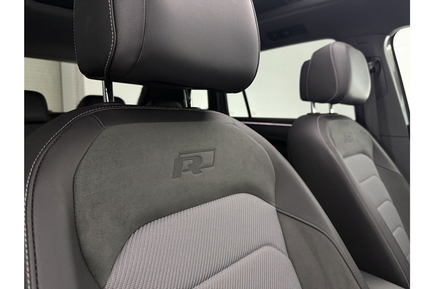 Volkswagen Tiguan 1.5 TSI 150PK ACT R-Line | Black Style Pakket | Pano LED Trekhaak ACC Virtual Camera Clima Navi PDC 18''LMV