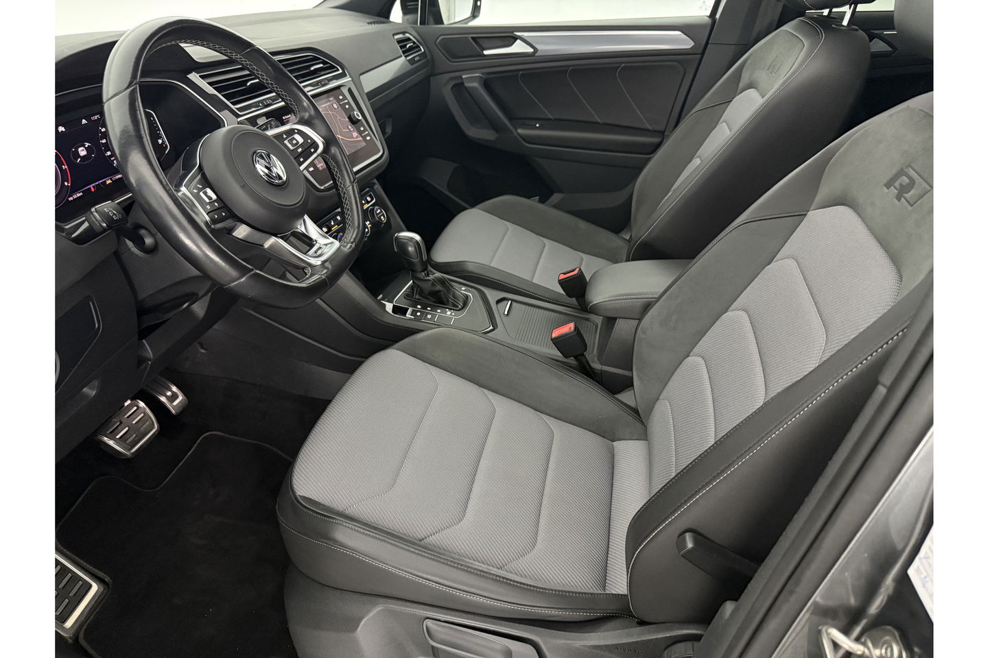 Volkswagen Tiguan 1.5 TSI 150PK ACT R-Line | Black Style Pakket | Pano LED Trekhaak ACC Virtual Camera Clima Navi PDC 18''LMV
