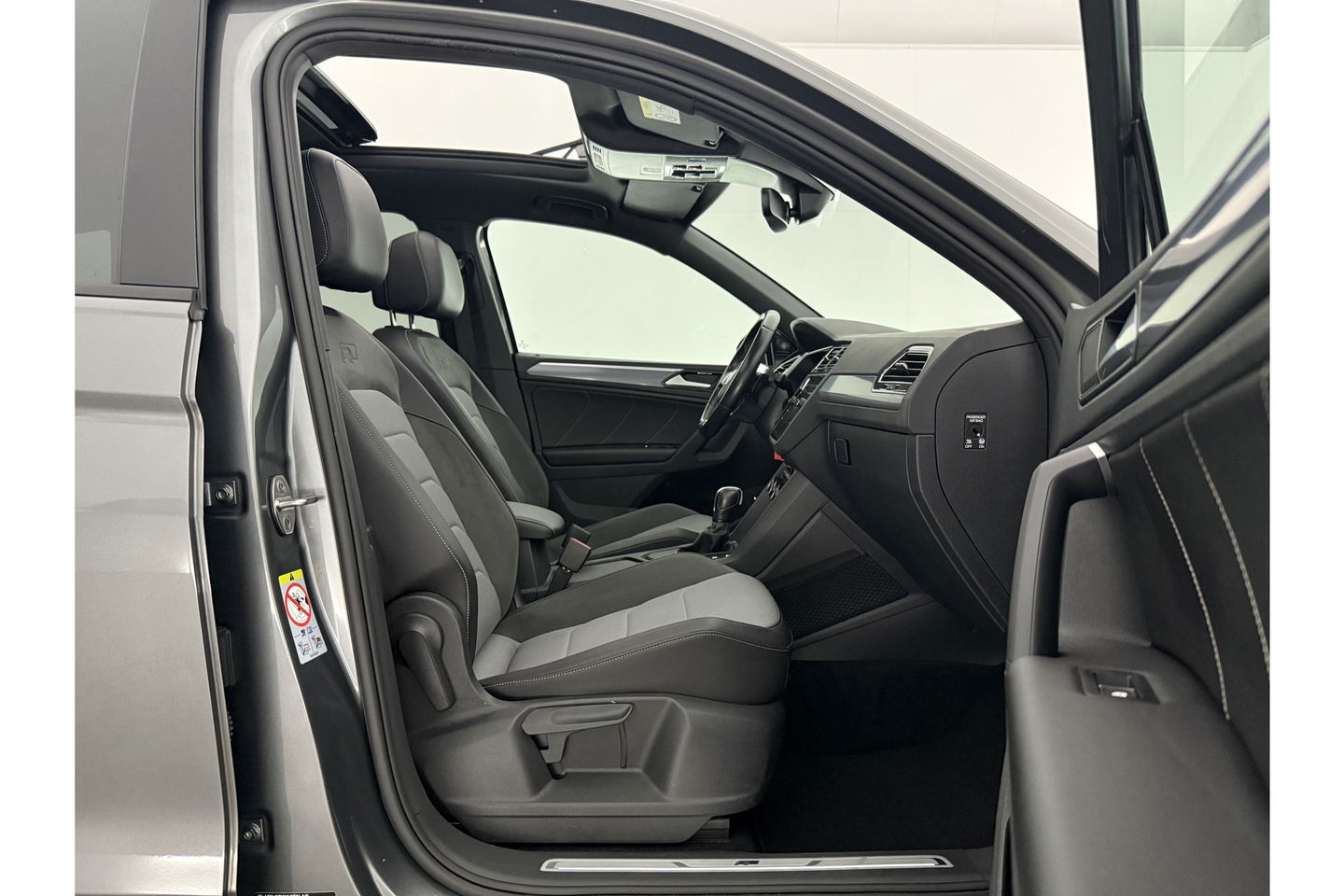 Volkswagen Tiguan 1.5 TSI 150PK ACT R-Line | Black Style Pakket | Pano LED Trekhaak ACC Virtual Camera Clima Navi PDC 18''LMV