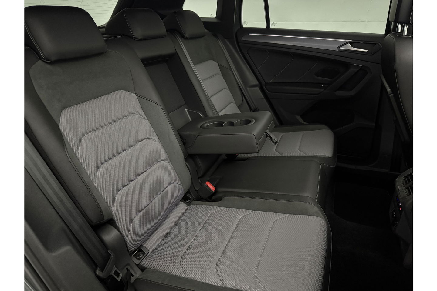Volkswagen Tiguan 1.5 TSI 150PK ACT R-Line | Black Style Pakket | Pano LED Trekhaak ACC Virtual Camera Clima Navi PDC 18''LMV