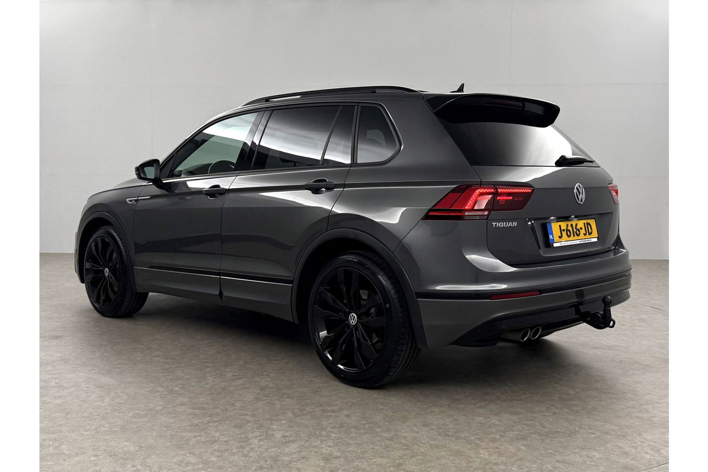 Volkswagen Tiguan 1.5 TSI 150PK ACT R-Line | Black Style Pakket | Pano LED Trekhaak ACC Virtual Camera Clima Navi PDC 18''LMV
