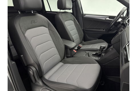 Volkswagen Tiguan 1.5 TSI 150PK ACT R-Line | Black Style Pakket | Pano LED Trekhaak ACC Virtual Camera Clima Navi PDC 18''LMV