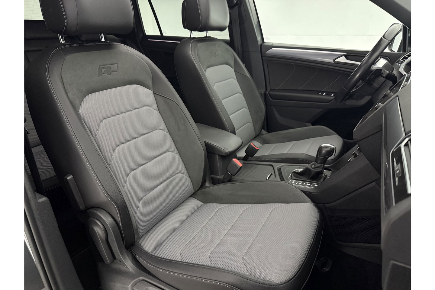 Volkswagen Tiguan 1.5 TSI 150PK ACT R-Line | Black Style Pakket | Pano LED Trekhaak ACC Virtual Camera Clima Navi PDC 18''LMV