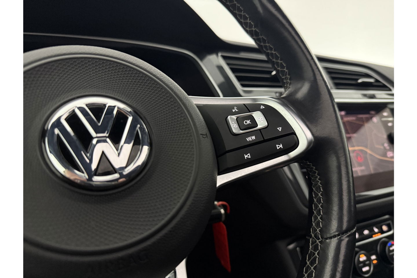 Volkswagen Tiguan 1.5 TSI 150PK ACT R-Line | Black Style Pakket | Pano LED Trekhaak ACC Virtual Camera Clima Navi PDC 18''LMV