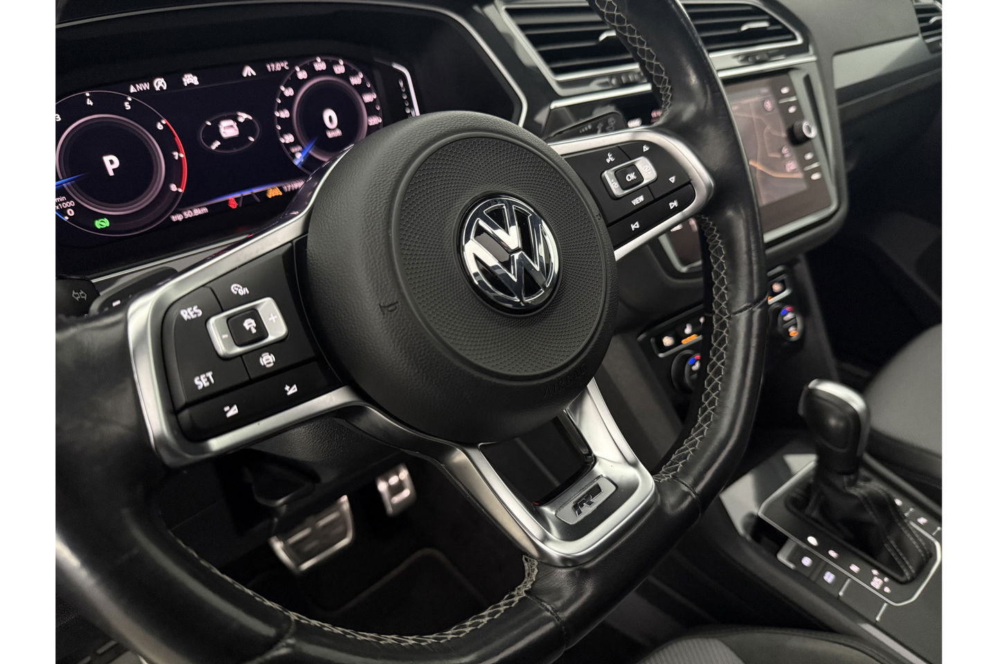 Volkswagen Tiguan 1.5 TSI 150PK ACT R-Line | Black Style Pakket | Pano LED Trekhaak ACC Virtual Camera Clima Navi PDC 18''LMV