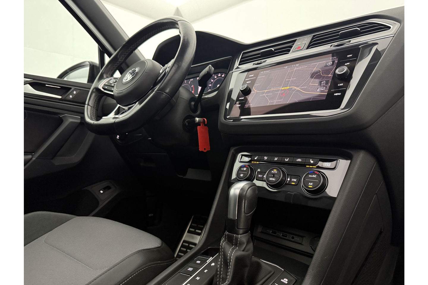 Volkswagen Tiguan 1.5 TSI 150PK ACT R-Line | Black Style Pakket | Pano LED Trekhaak ACC Virtual Camera Clima Navi PDC 18''LMV