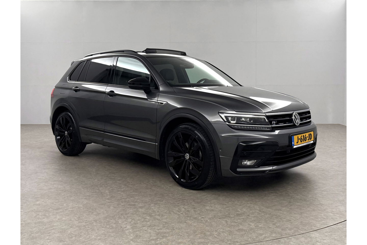 Volkswagen Tiguan 1.5 TSI 150PK ACT R-Line | Black Style Pakket | Pano LED Trekhaak ACC Virtual Camera Clima Navi PDC 18''LMV