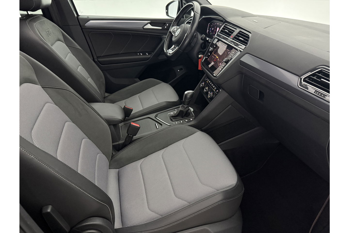 Volkswagen Tiguan 1.5 TSI 150PK ACT R-Line | Black Style Pakket | Pano LED Trekhaak ACC Virtual Camera Clima Navi PDC 18''LMV