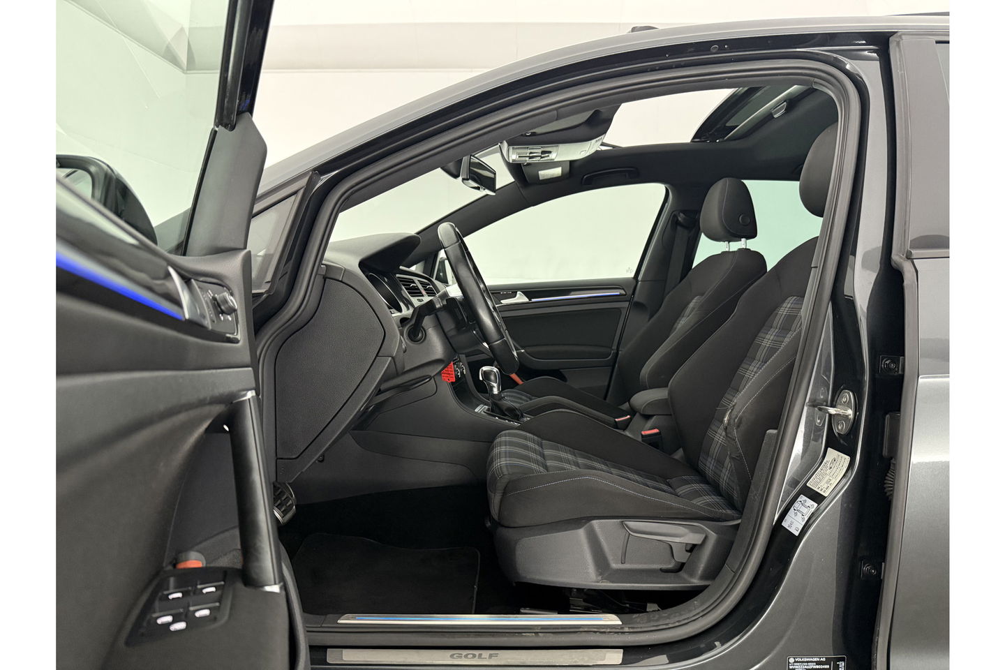 Volkswagen Golf 1.4 TSI GTE 225PK Hybride DSG Pano LED Trekhaak Clima Cruise Navi 18"LMV
