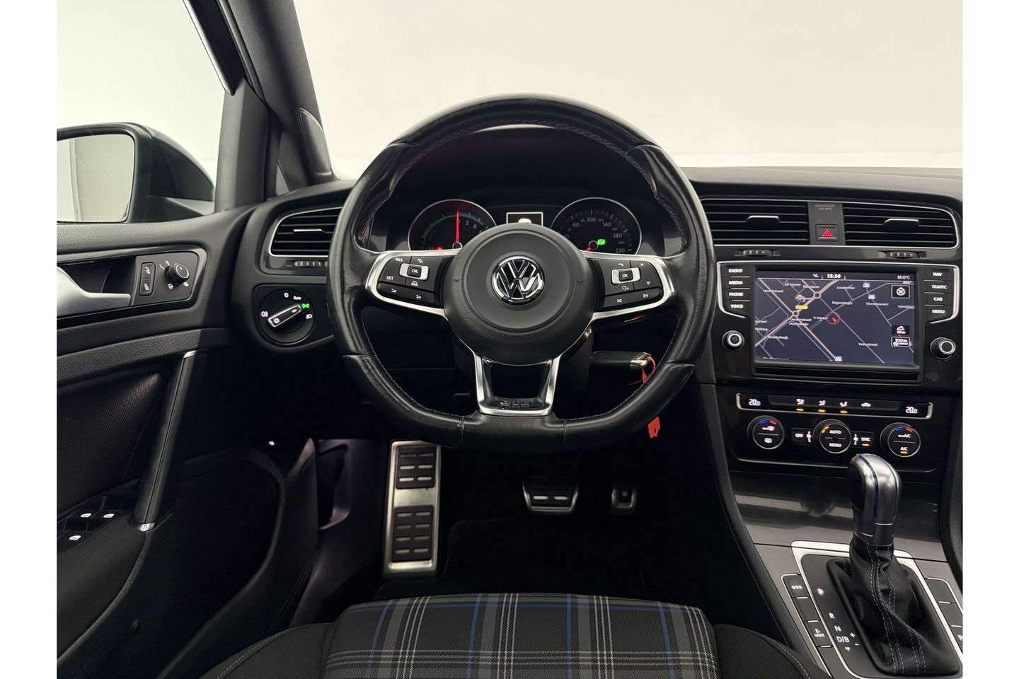 Volkswagen Golf 1.4 TSI GTE 225PK Hybride DSG Pano LED Trekhaak Clima Cruise Navi 18"LMV