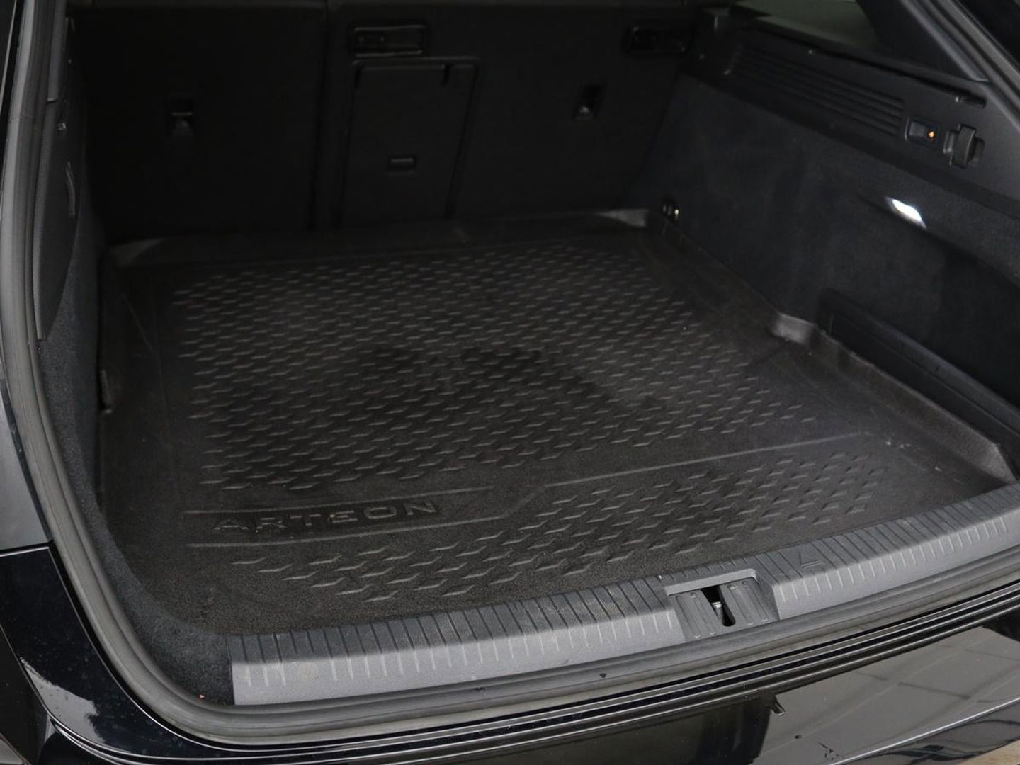 Volkswagen Arteon Shooting Brake 1.4 TSI eHybrid R-Line | Trekhaak | Stoelverwarming | Carplay | Leder/Alcantara | Adaptive cruise | Achterbankverwarming | Camera | Navigatie | Half leder