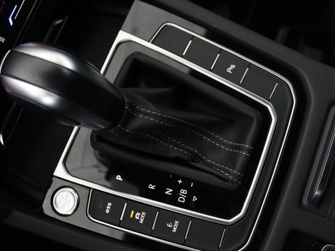 Volkswagen Arteon Shooting Brake 1.4 TSI eHybrid R-Line | Trekhaak | Stoelverwarming | Carplay | Leder/Alcantara | Adaptive cruise | Achterbankverwarming | Camera | Navigatie | Half leder