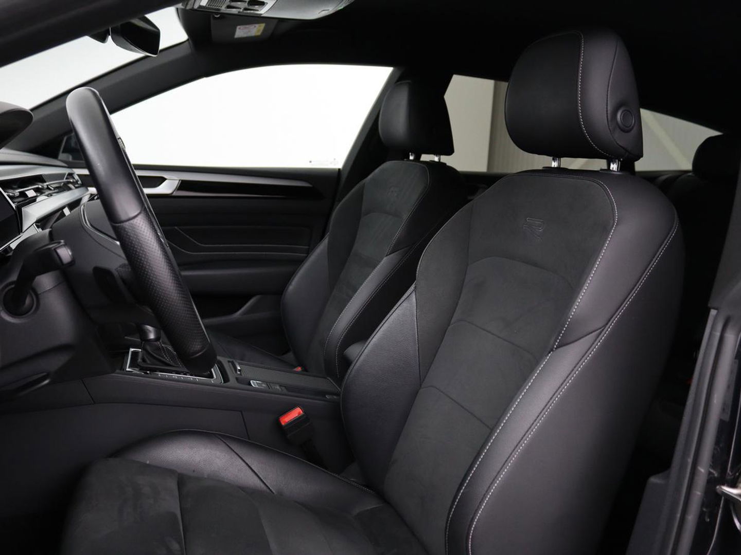 Volkswagen Arteon Shooting Brake 1.4 TSI eHybrid R-Line | Trekhaak | Stoelverwarming | Carplay | Leder/Alcantara | Adaptive cruise | Achterbankverwarming | Camera | Navigatie | Half leder