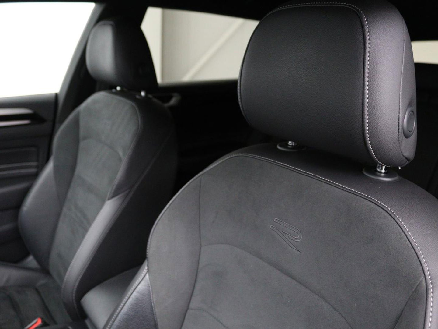 Volkswagen Arteon Shooting Brake 1.4 TSI eHybrid R-Line | Trekhaak | Stoelverwarming | Carplay | Leder/Alcantara | Adaptive cruise | Achterbankverwarming | Camera | Navigatie | Half leder