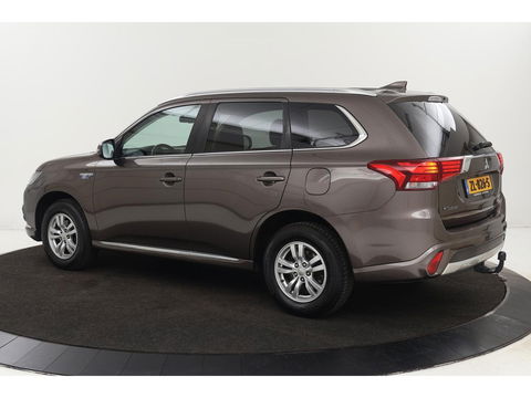 Mitsubishi Outlander 2.0 PHEV Pure | Trekhaak | Carplay | Camera | Half leder | Keyless | Climate control | Cruise control