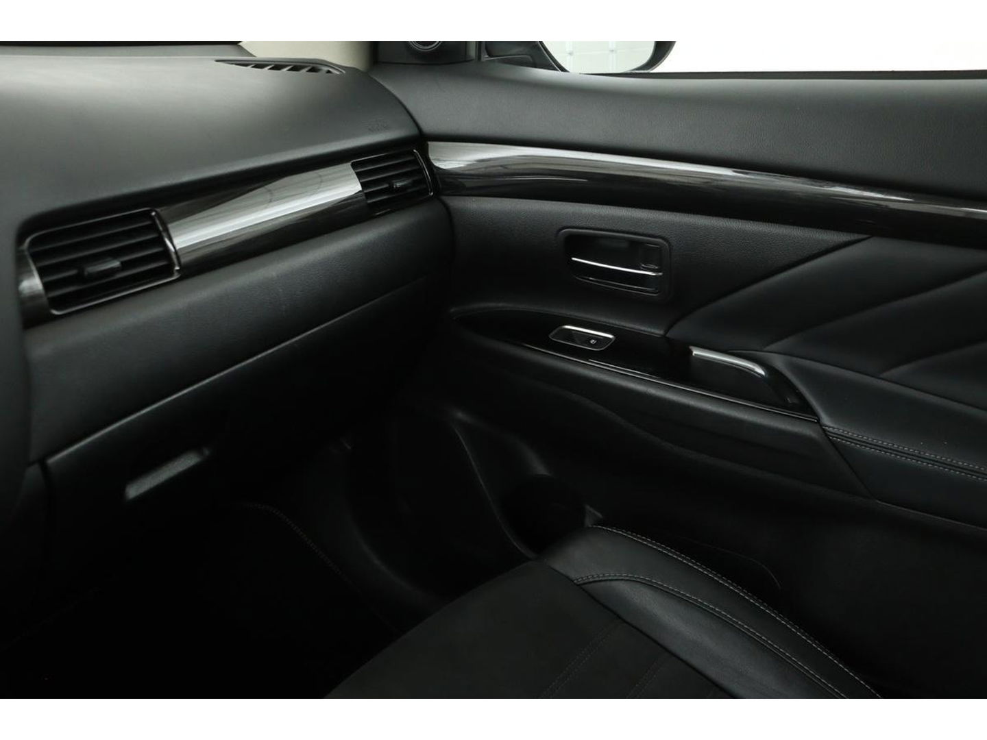 Mitsubishi Outlander 2.0 PHEV Pure | Trekhaak | Carplay | Camera | Half leder | Keyless | Climate control | Cruise control