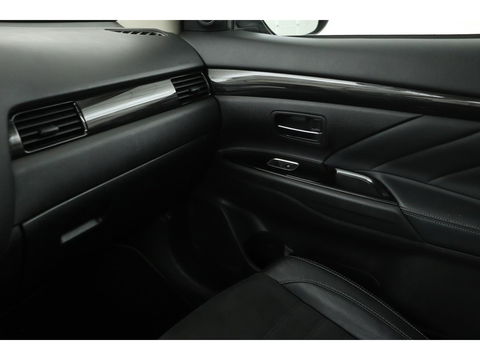 Mitsubishi Outlander 2.0 PHEV Pure | Trekhaak | Carplay | Camera | Half leder | Keyless | Climate control | Cruise control