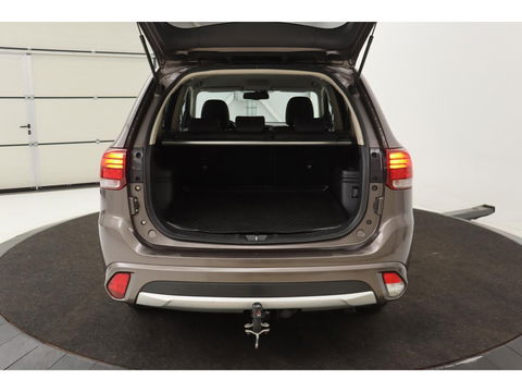 Mitsubishi Outlander 2.0 PHEV Pure | Trekhaak | Carplay | Camera | Half leder | Keyless | Climate control | Cruise control