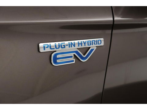Mitsubishi Outlander 2.0 PHEV Pure | Trekhaak | Carplay | Camera | Half leder | Keyless | Climate control | Cruise control