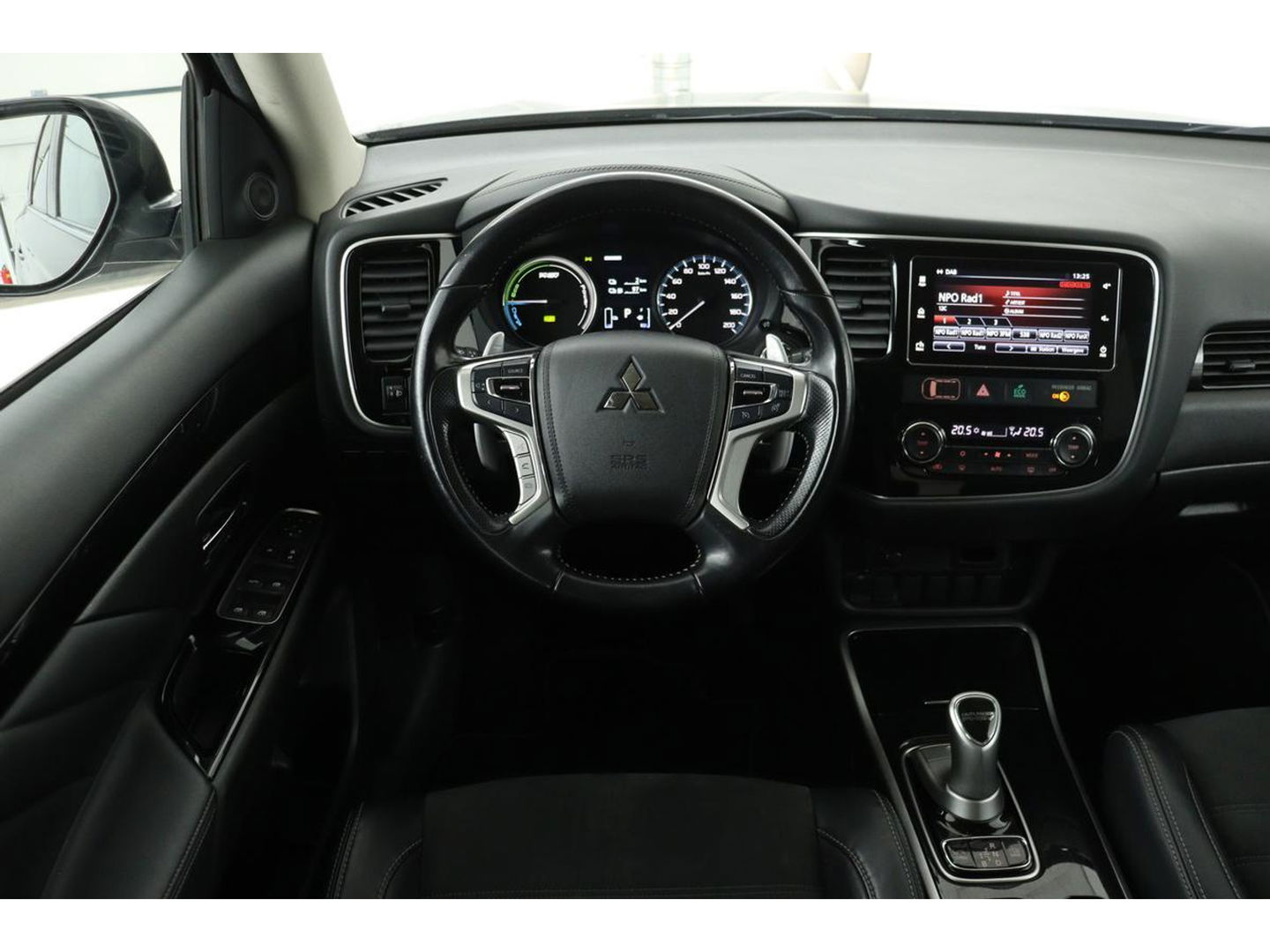Mitsubishi Outlander 2.0 PHEV Pure | Trekhaak | Carplay | Camera | Half leder | Keyless | Climate control | Cruise control