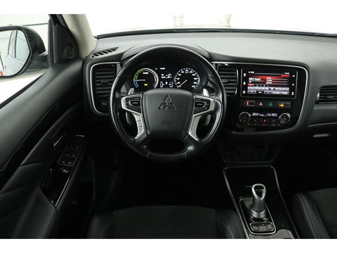 Mitsubishi Outlander 2.0 PHEV Pure | Trekhaak | Carplay | Camera | Half leder | Keyless | Climate control | Cruise control