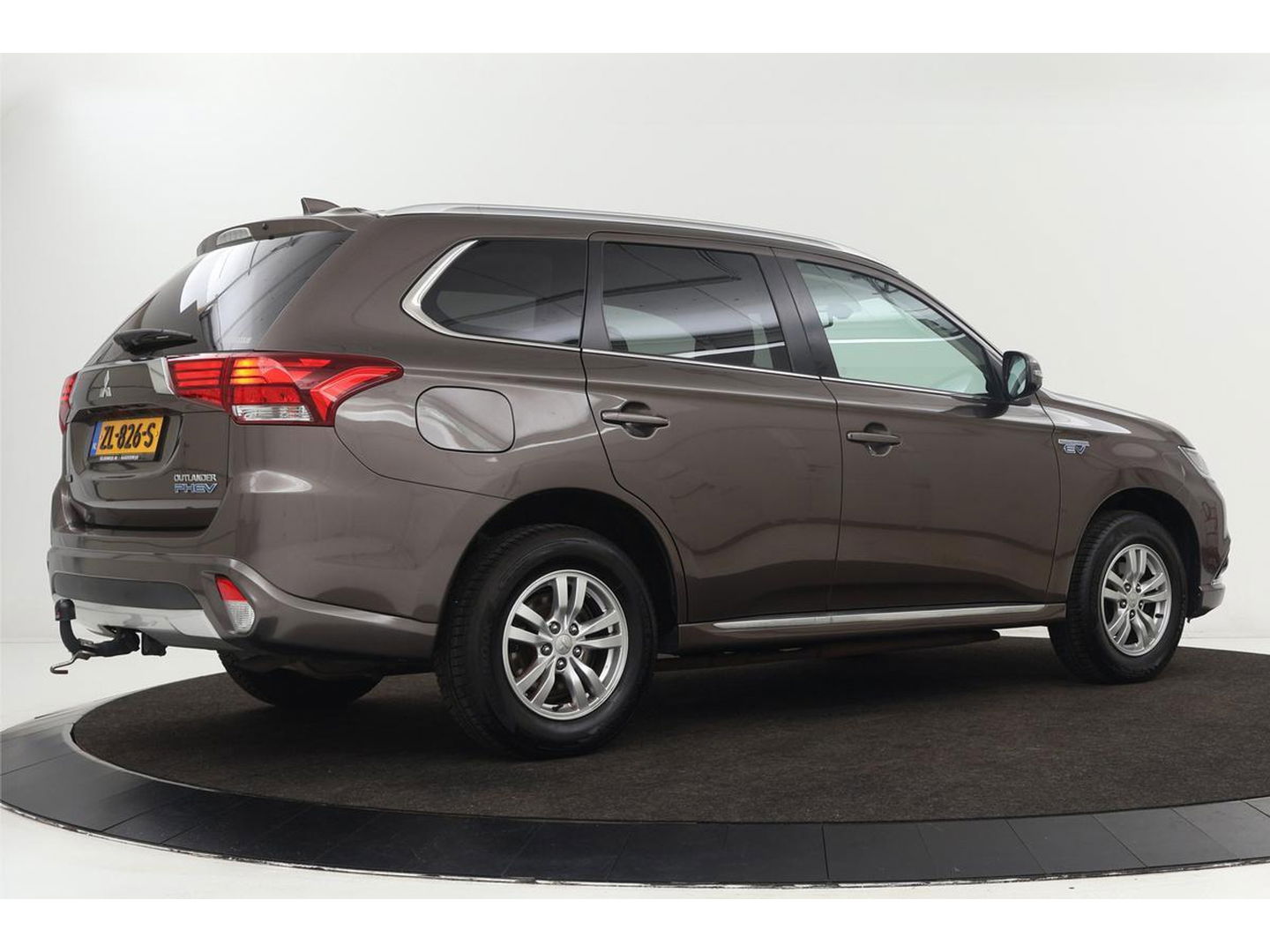 Mitsubishi Outlander 2.0 PHEV Pure | Trekhaak | Carplay | Camera | Half leder | Keyless | Climate control | Cruise control